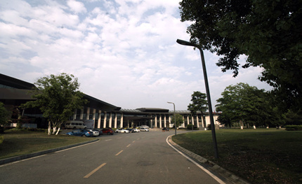 毫無違和感！“山水”路燈融入武漢東湖賓館山水間