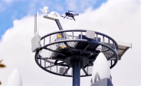 看！綿陽科技城新區(qū)的路燈上建了座“機(jī)場”